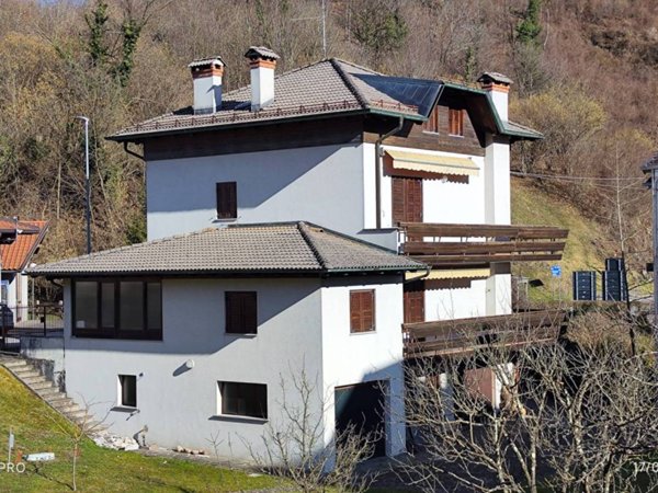 casa indipendente in vendita a Verzegnis in zona Villa