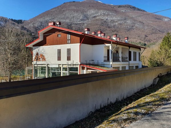 appartamento in vendita a Verzegnis in zona Chiaicis