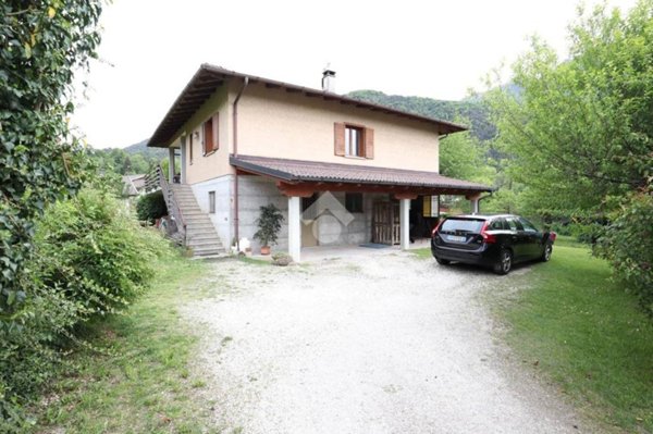 casa indipendente in vendita a Villa Santina