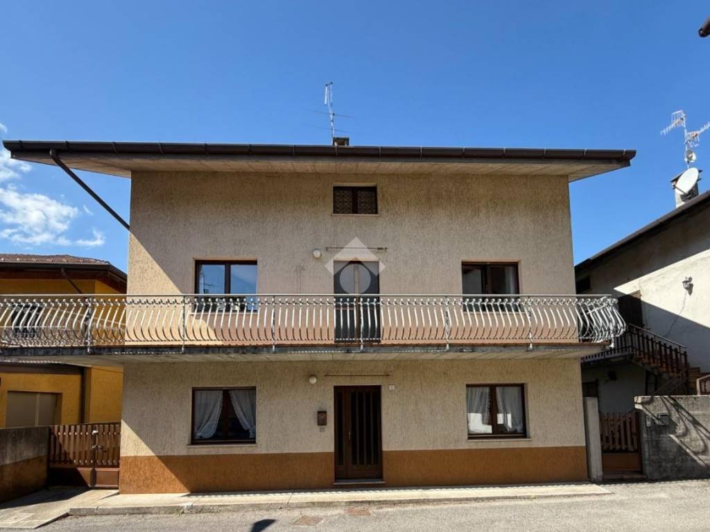 casa indipendente in vendita a Villa Santina in zona Invillino