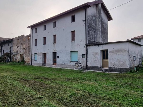 casa indipendente in vendita a Rivignano Teor in zona Ariis