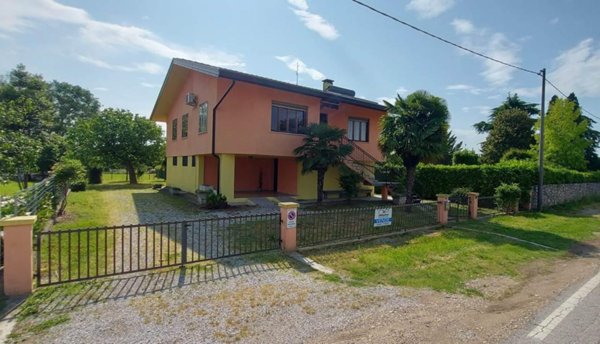 casa indipendente in vendita a Rivignano Teor in zona Rivarotta