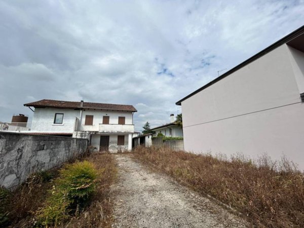 casa indipendente in vendita a Rivignano Teor in zona Rivignano