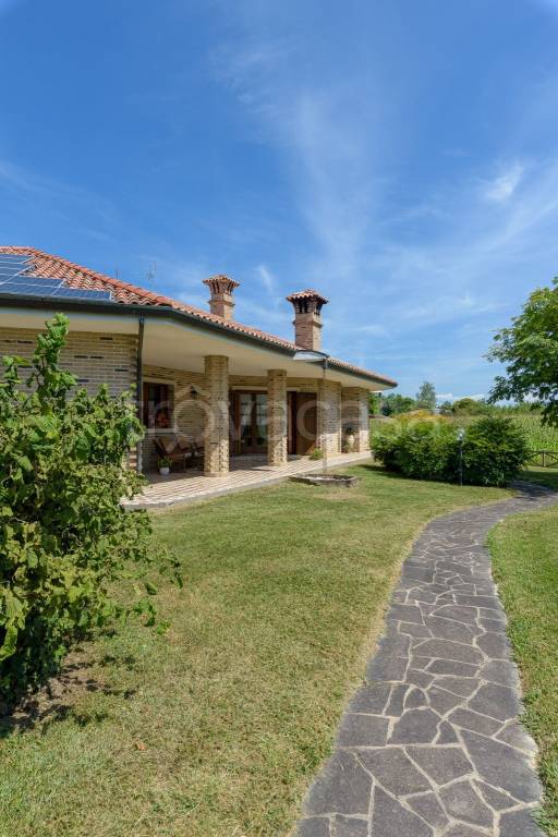 casa indipendente in vendita a Rivignano Teor in zona Rivignano