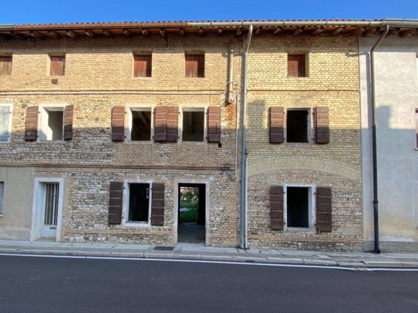 casa indipendente in vendita a Rivignano Teor in zona Rivignano