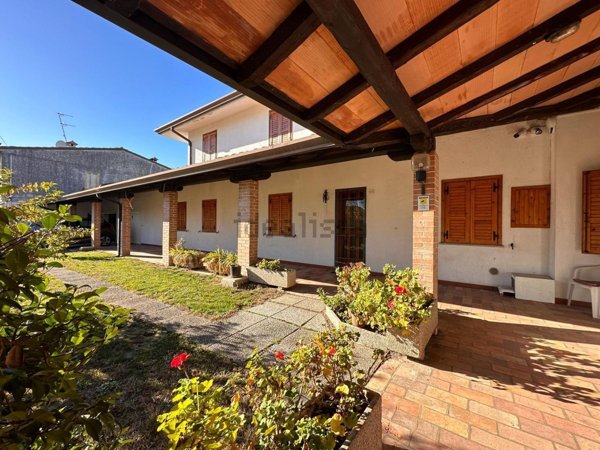 casa indipendente in vendita a Rivignano Teor in zona Rivignano