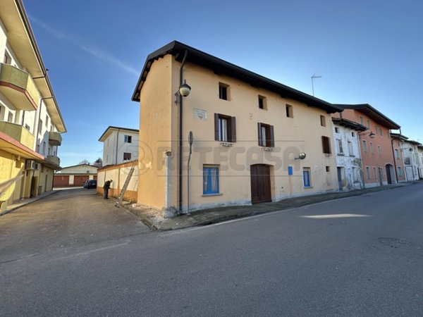 casa indipendente in vendita a Rivignano Teor in zona Rivignano