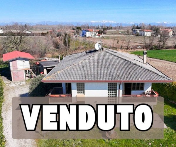 casa indipendente in vendita a Rivignano Teor in zona Rivignano