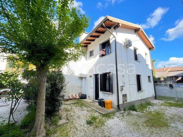 casa indipendente in vendita a Rivignano Teor in zona Teor