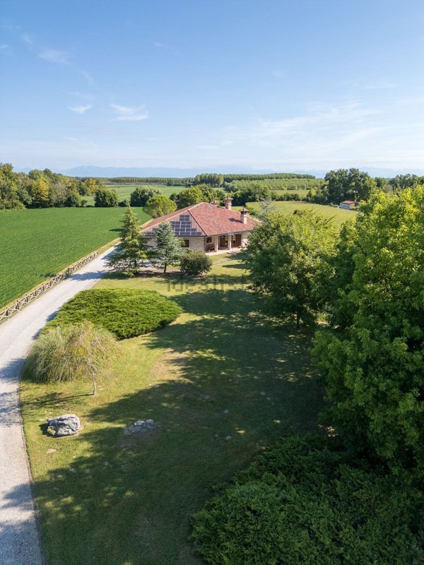 casa indipendente in vendita a Rivignano Teor in zona Rivignano