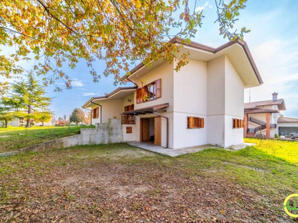 casa indipendente in vendita a Rivignano Teor in zona Rivignano