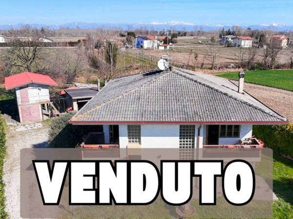 casa indipendente in vendita a Rivignano Teor in zona Rivignano