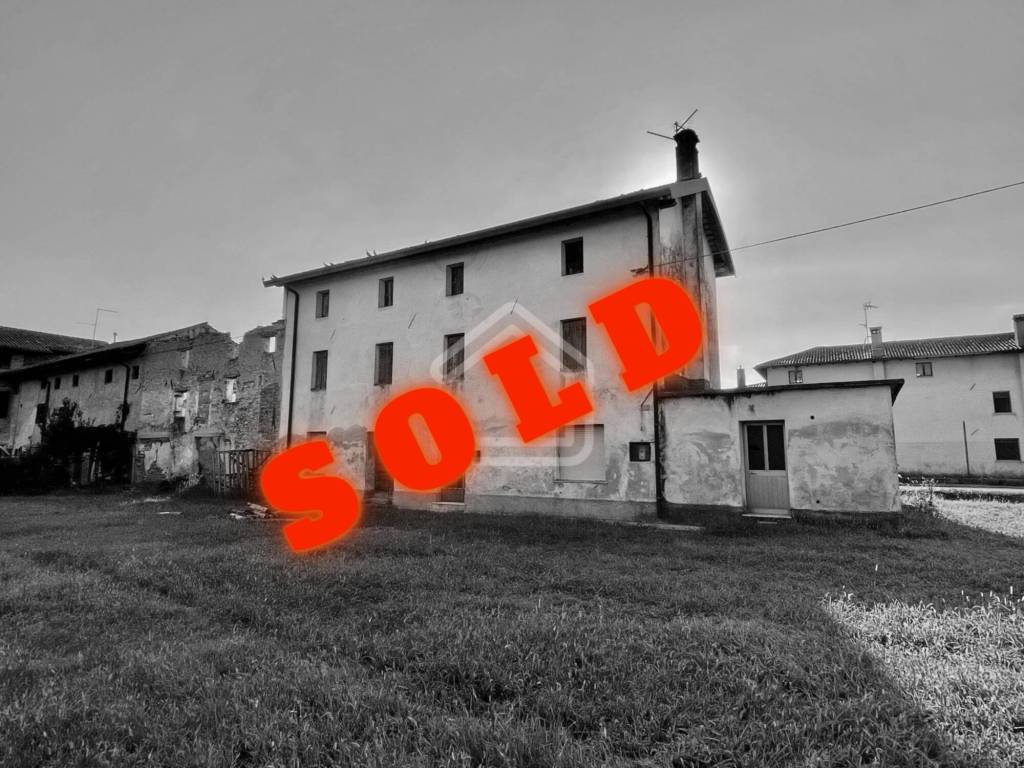 casa indipendente in vendita a Rivignano Teor in zona Ariis