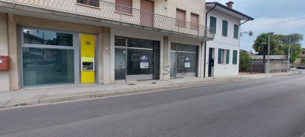 negozio in vendita a Rivignano Teor in zona Rivignano
