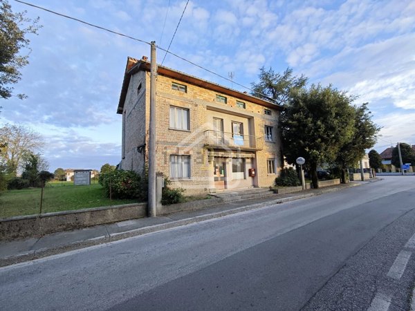casa indipendente in vendita a Rivignano Teor in zona Ariis