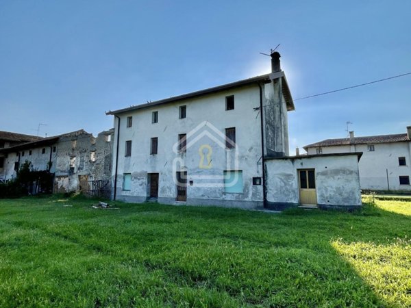 casa indipendente in vendita a Rivignano Teor in zona Rivignano