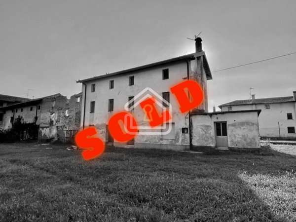 casa indipendente in vendita a Rivignano Teor in zona Rivignano