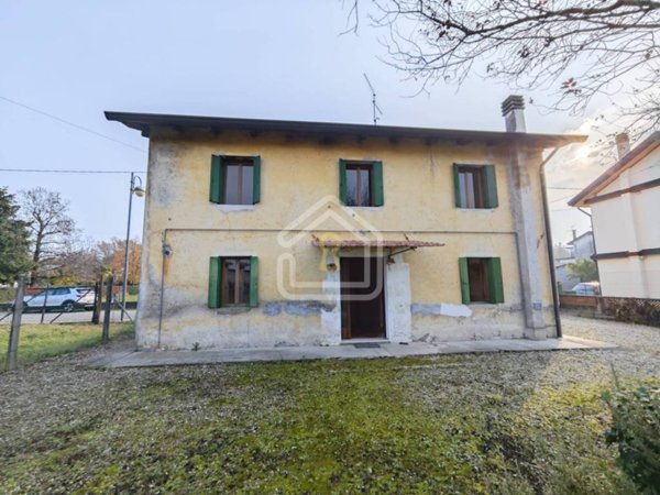 casa indipendente in vendita a Rivignano Teor in zona Ariis