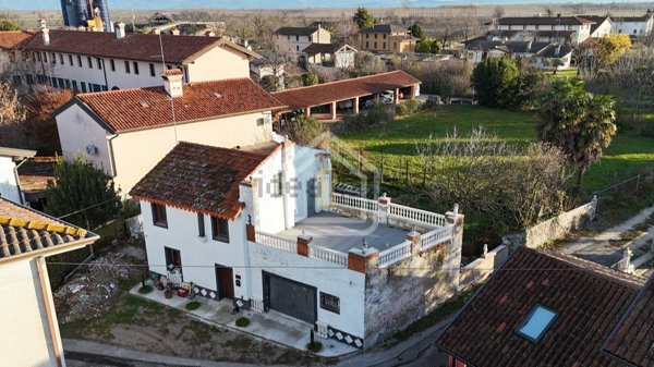 casa indipendente in vendita a Rivignano Teor in zona Ariis