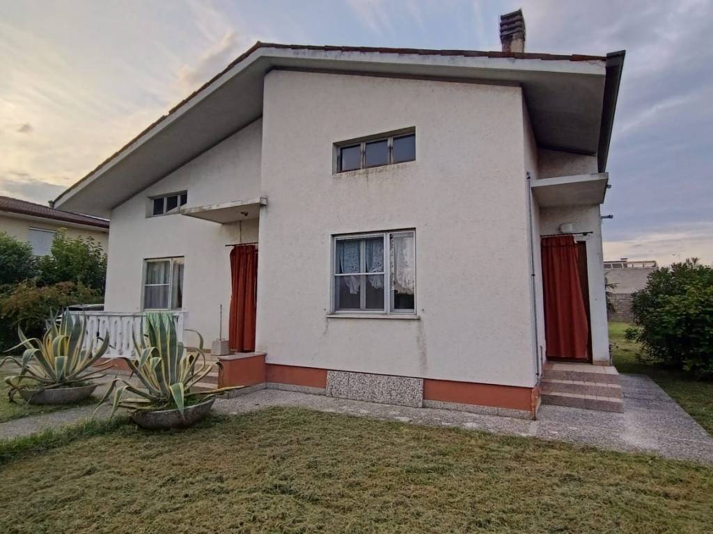 casa indipendente in vendita a Rivignano Teor in zona Rivignano