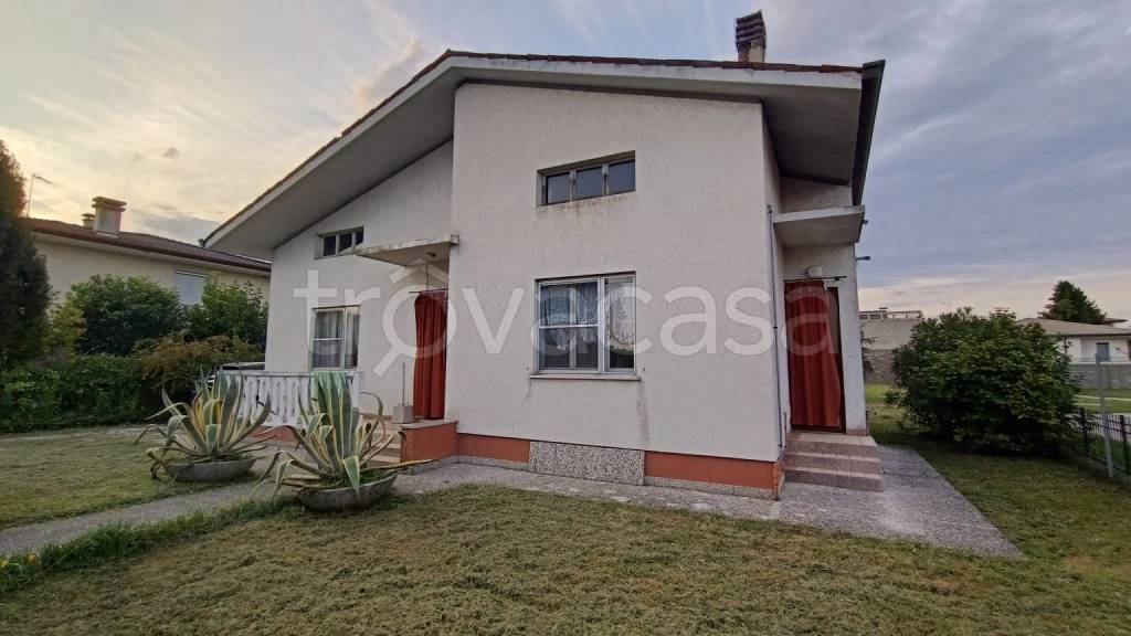 casa indipendente in vendita a Rivignano Teor in zona Rivignano