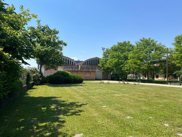 capannone in vendita a Rivignano Teor in zona Teor