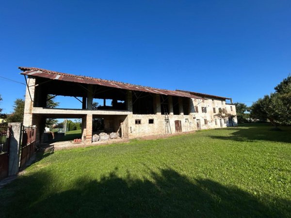 casa indipendente in vendita a Rivignano Teor in zona Rivignano
