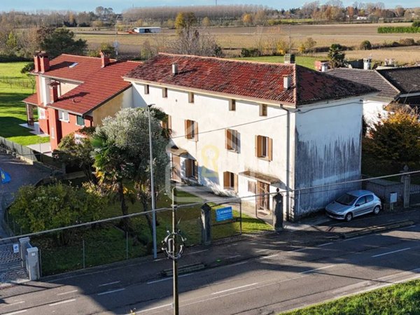 casa indipendente in vendita a Rivignano Teor in zona Rivignano