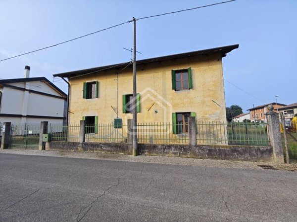 casa indipendente in vendita a Rivignano Teor in zona Ariis