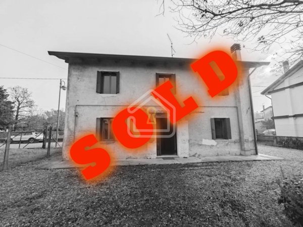 casa indipendente in vendita a Rivignano Teor in zona Ariis