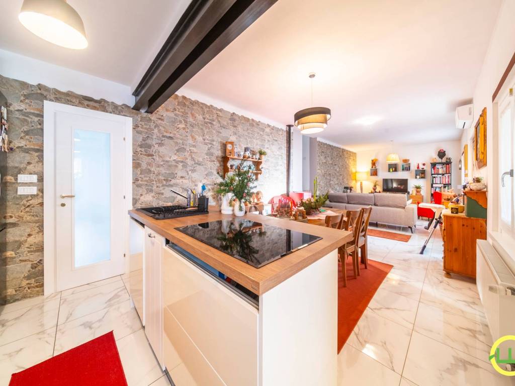 casa indipendente in vendita a Rivignano Teor in zona Rivignano