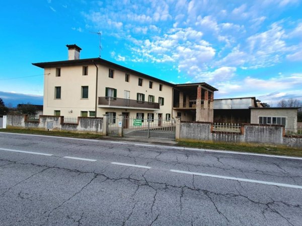 casa indipendente in vendita a Rivignano Teor in zona Rivignano