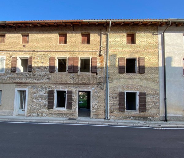 casa indipendente in vendita a Rivignano Teor in zona Rivignano