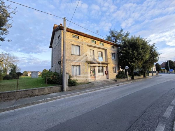 casa indipendente in vendita a Rivignano Teor in zona Ariis