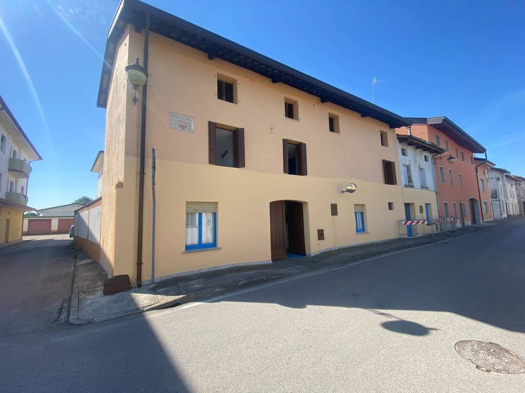 casa indipendente in vendita a Rivignano Teor in zona Rivignano