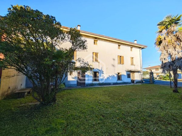 casa indipendente in vendita a Rivignano Teor in zona Rivignano