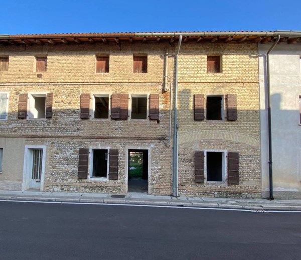 casa indipendente in vendita a Rivignano Teor in zona Rivignano