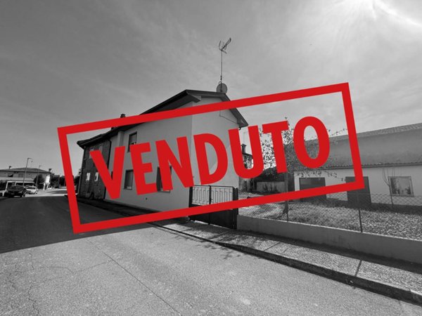 casa indipendente in vendita a Rivignano Teor in zona Rivarotta