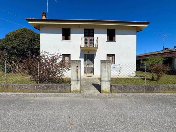 casa indipendente in vendita a Rivignano Teor in zona Rivignano