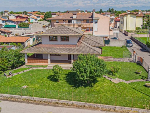 casa indipendente in vendita a Rivignano Teor in zona Rivignano
