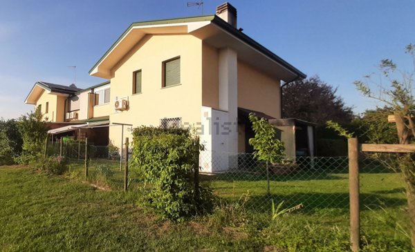 casa indipendente in vendita a Rivignano Teor in zona Rivignano