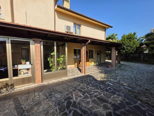 casa indipendente in vendita a Rivignano Teor in zona Rivignano