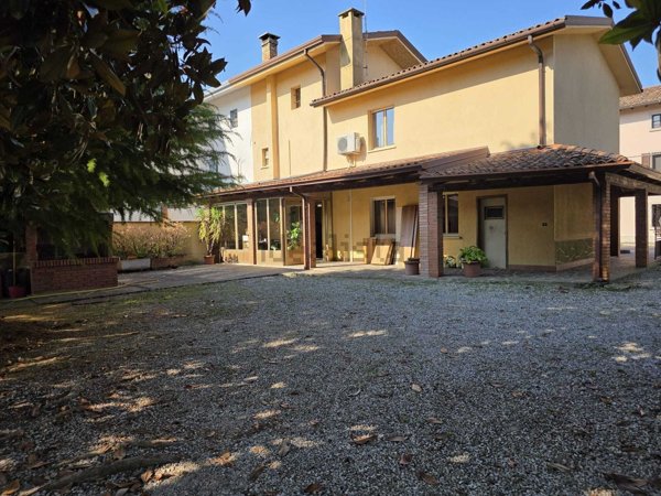 casa indipendente in vendita a Rivignano Teor in zona Rivignano