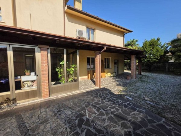 casa indipendente in vendita a Rivignano Teor in zona Rivignano