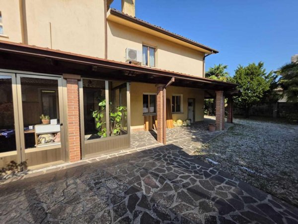 casa indipendente in vendita a Rivignano Teor in zona Rivignano