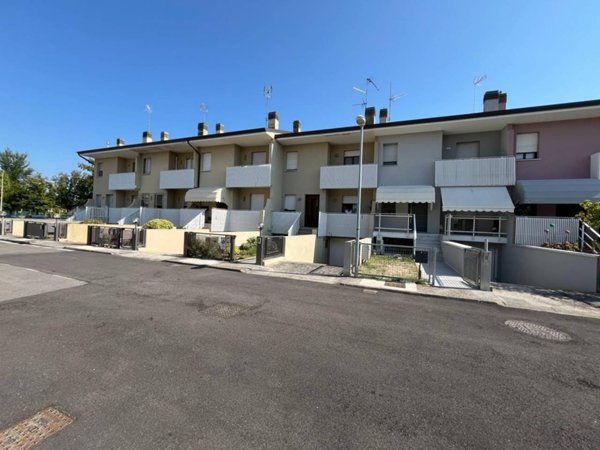 casa indipendente in vendita a Rivignano Teor in zona Rivignano