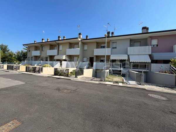 casa indipendente in vendita a Rivignano Teor in zona Rivignano