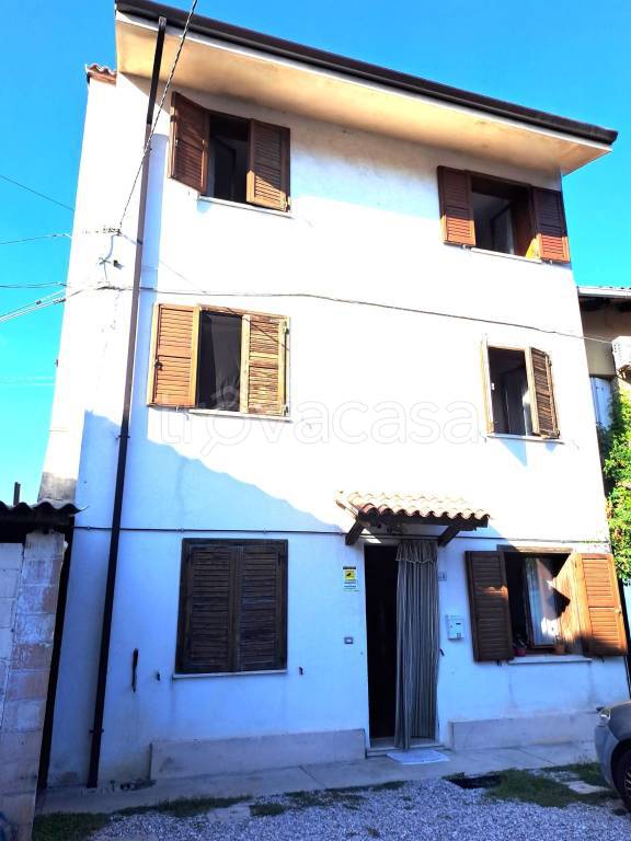 casa indipendente in vendita a Rivignano Teor in zona Rivignano
