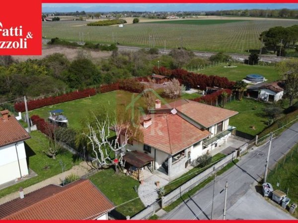 casa indipendente in vendita a Fiumicello Villa Vicentina in zona Papariano