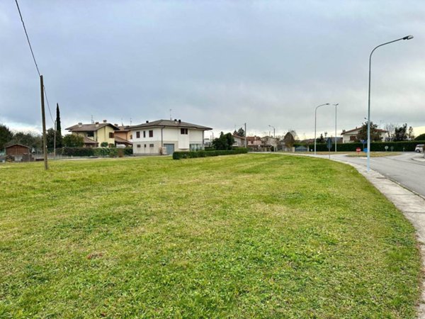 terreno edificabile in vendita a Capriva del Friuli